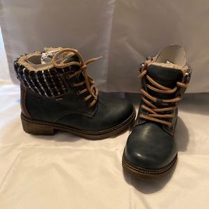 NWT, Navy/Brown, water resistant boot